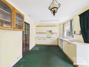 Kitchen/Dining Room- click for photo gallery